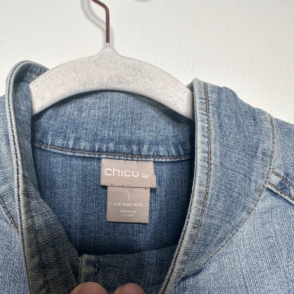 Chicos Light Wash Denim Barn Chore Jacket Mock Neck Zip Front Size 1 US 8/10 - Picture 3 of 7